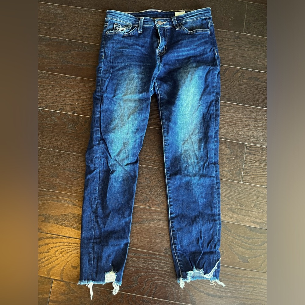 Cropped buckle jeans with destrucrive bottom
